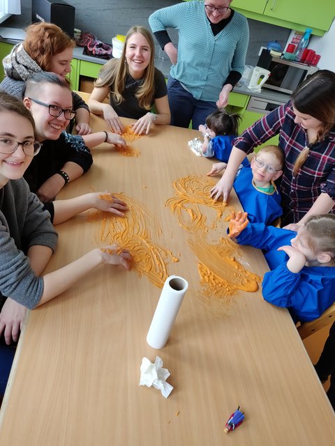Die Ebenseer Schülerinnen zu Besuch in der Nikolaus-Lenau Schule in Gmunden. | Foto: HLA Ebensee