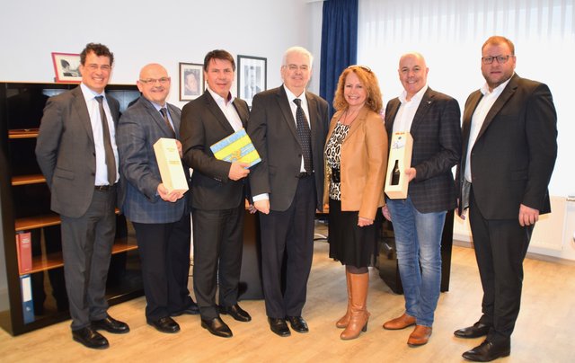Wilfried Drexler, Ronald Rasser, Gerald Guttmann, Bgm. Georg Rosner und Gregor Hafner heißen Notar Andreas Linzer (4.v.li.) und Mitarbeiterin Sonja Schneider in Oberwart willkommen.