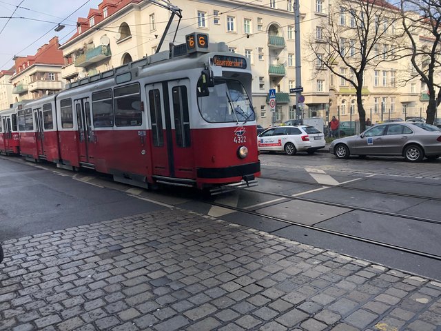 Die 6er Bim auf dem Weg zur Absberggasse.