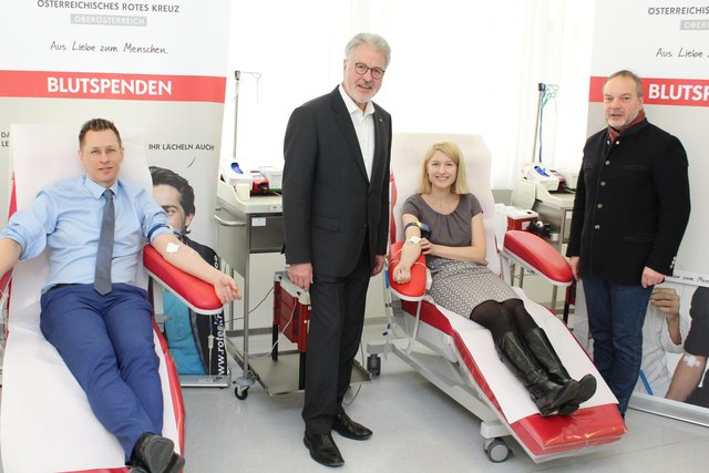 Bezirksrundschau-Chefredakteur Thomas Winkler, Rotes-Kreuz-Oberösterreich-Präsident Walter Aichinger, Landeshauptmann-Stellvertreterin Christine Haberlander und Kaufmännischer-Direktor-Blutspendezentrale-Linz Werner Watzinger (v. l.).