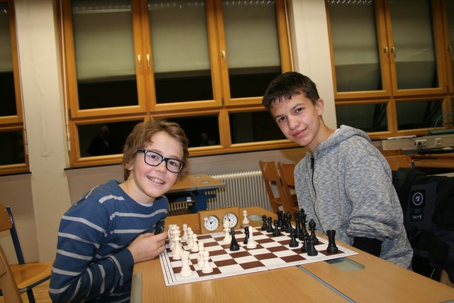 Sie spielen mit großer Freude und mit Erfolg Schach: Der 11-jährige Alexander Hörfarter aus Stuhlfelden und der 14-jährige Marco Maier aus Uttendorf | Foto: Christa Nothdurfter