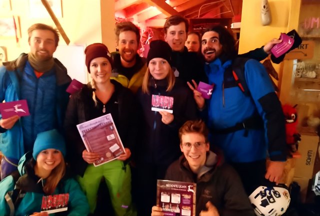 Paul Schulz, Eva Schulz, ax Riese, Ewen Smith, Heristos Fleturis, Jolanne Überbacher, Lukas Trimml, Tina Pfaffinger – unter dem Motto: jung, dynamisch und freizeitbegeistert freute sich die Gruppe auf den abendlichen Besuch im Zinkenstüberl. | Foto: Lindtner privat