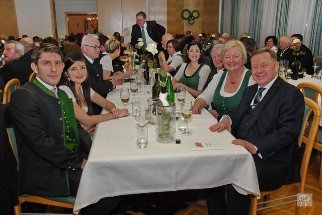 Aus Vertreter aus Politik und Wirtschaft ließen sich die Ballnacht nicht entgehen.  | Foto: Günter Frank -mei art