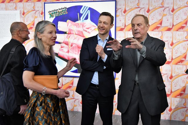 Maler Attersee (rechts) erklärt Bundesminister Gernot Blümel (Mitte) und Belvedere 21- Chefin Stella Rollig seine Arbeitsweise. | Foto: Markus Spitzauer