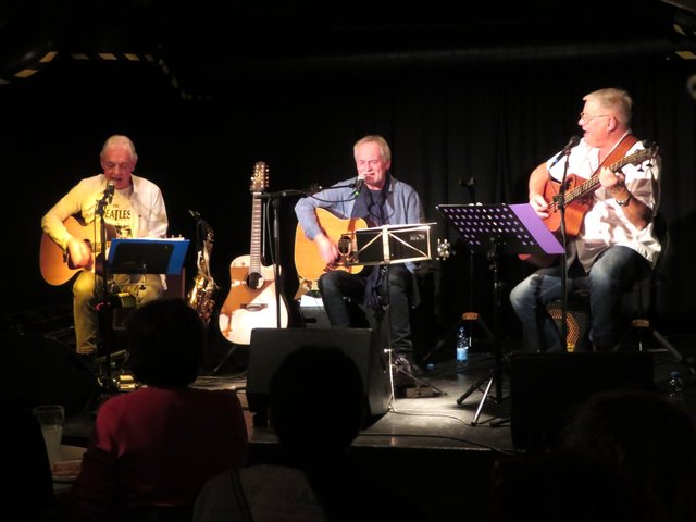 Nicht „Austria 3“ sondern die „Riada 3“ Eric Zanzinger, Rudi Wagner und Peter Dallinger alias Zawada spielten im ausverkauften KiK Songklassiker zum vergnüglichen Zuhören, beswingten Mitsingen und ausgelassenen Tanzen | Foto: Franz Xaver Schamal