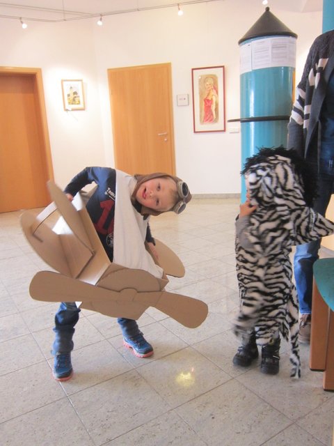 Vorsicht - Flugzeug im Anflug beim Kinderfasching des Familienbundes Hartkirchen