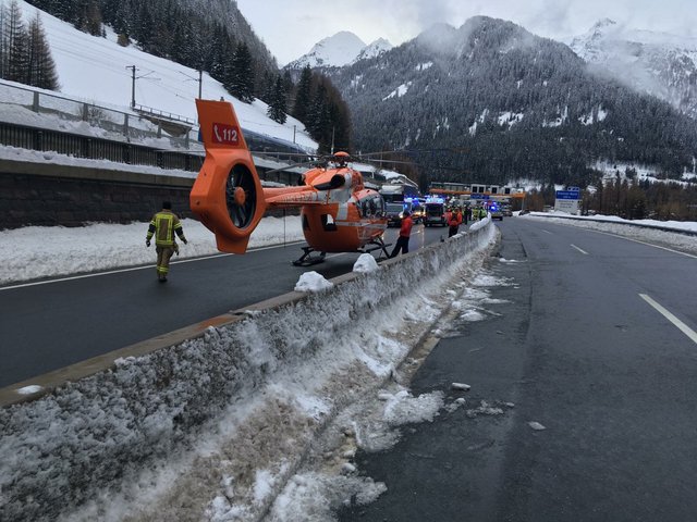 Im Bereich Brennersee musste auch noch ein Lkw-Fahrer reanimiert werden. Keine leicht Aufgabe für die Retter, zu dem Mann zu gelangen. Hilfe kam daher auch aus Südtirol –wie im Bild der Pelikan-Hubschrauber. | Foto: zeitungsfoto.at