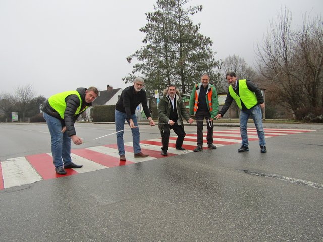 <f>Die Bürgerinitiative</f> trat am 3. Februar bildwirksam für den Erhalt der Schutzwege in Petersbaumgarten und in Warth ein. Nun sollen Unterschriften pro Schutzwege gesammelt werden.