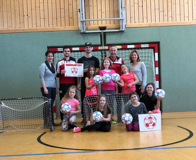 Kickende Mädchen in der VS Siegendorf