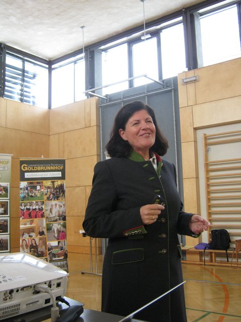 Christine Hackl entwickelte die Formel in der Leistung, Preis und Beziehung ein Zusammenspiel für den Erfolg darstellen.