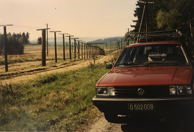 Ein Foto, wie es jahrzehntelang unmöglich war. Das Auto des Windhaagers Alois Quass am Eisernen Zaun im Dreiländereck Südböhmen, Niederösterreich und Oberösterreich.
