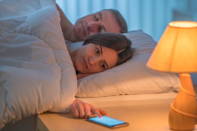 Licht und elektronische Geräte können den Schlaf erheblich stören.