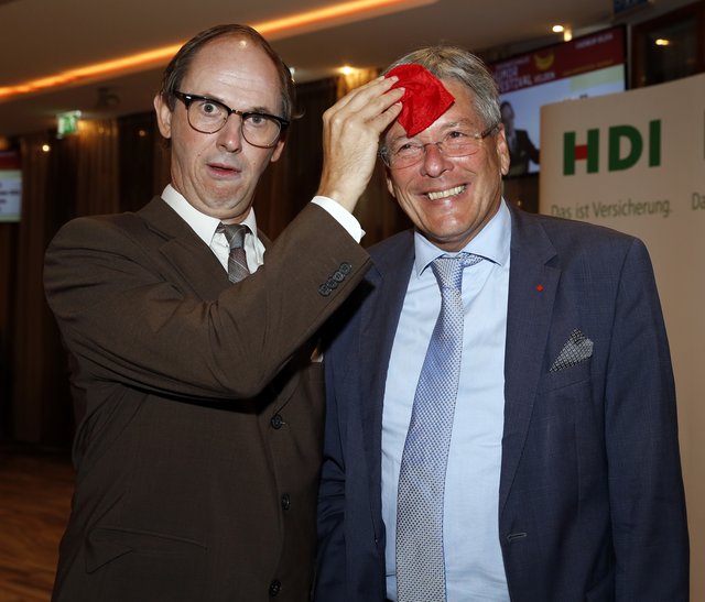 Landeshauptmann Peter Kaiser mit festival-Chef und Moderator Christian Hölbling alias „Helfried“