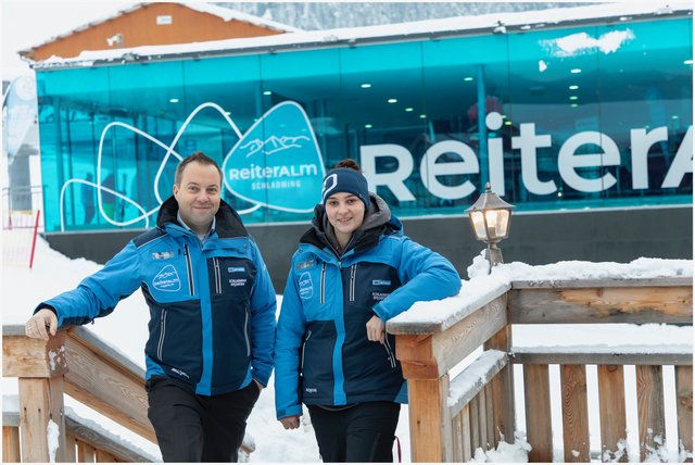 Geschäftsführer Daniel Berchthaller mit der einzigen Pistengerätfahrerin auf der Reiteralm, Lisa Bachler. | Foto: Lunghammer