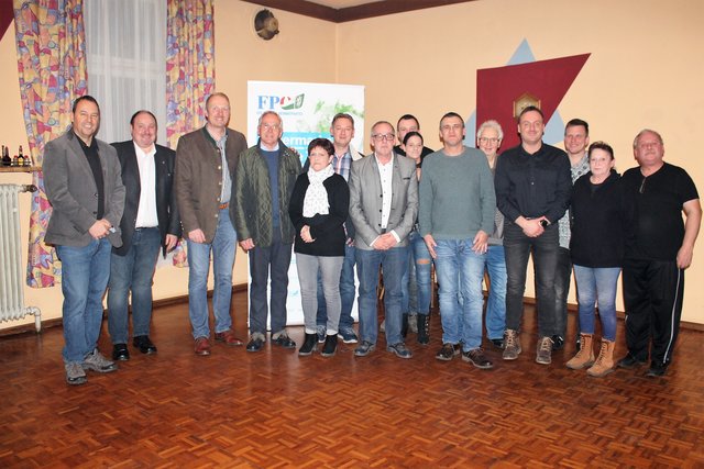 Vize-Bgm. Alois Lipp (4. v. l.) freut sich über die hundertprozentige Zustimmung. | Foto: FPÖ