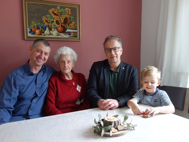 Jubilarin Emma Landerer  mit ihrem Enkel, Urenkel und Bgm. Wolfgang Jörg. | Foto: Stadtgemeinde Landeck