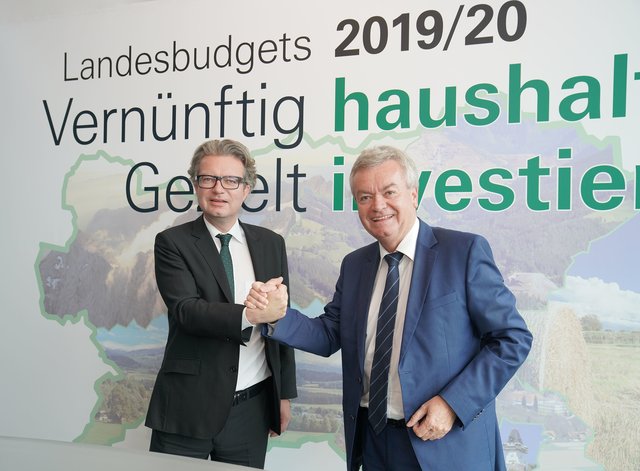 Hand drauf: Christopher Drexler und Anton Lang freuen sich über stabile Finanzaussichten für die Steiermark. | Foto: Land Steiermark