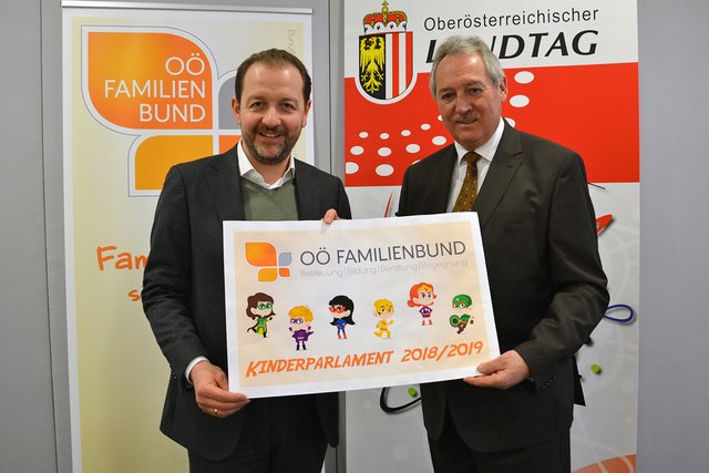 Bernhard Baier (li.), Aufsichtsratsvorsitzender und Landesobmann OÖ Familienbund, und Viktor Sigl (re.), Präsident des Oö. Landtags, präsentieren das heuer zum zweiten Mal stattfindende Kinderparlament. | Foto: OÖ Familienbund