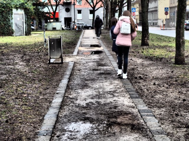 Bei Nässe sind viele Gehwege kaum benutzbar. | Foto: Bürgerinitiative Lebenswerter Hessenplatz und Umgebung