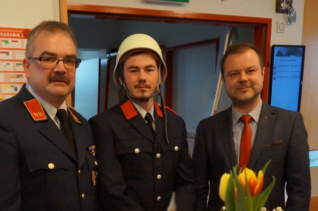 Kommandant und Oberbrandinspektor Christian Hartl (links) und Stadtrat Christian Stückler (rechts) mit dem angelobten Feuerwehrmann Rene Semmler-Bruckner. | Foto: KK