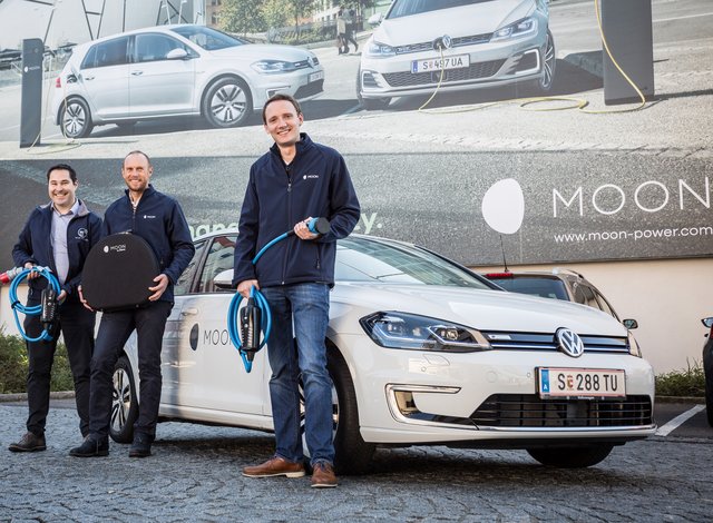 "DiniTech"-Geschäftsführer Dietmar Niederl (l.) mit Robert Steinböck (M.) und Andreas Schöfegger von "Moon". | Foto: DiniTech
