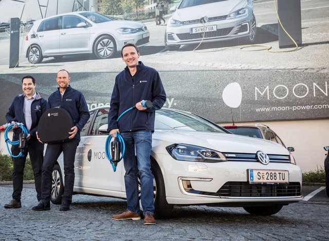 "DiniTech"-Geschäftsführer Dietmar Niederl (l.) mit Robert Steinböck (M.) und Andreas Schöfegger von "Moon".  | Foto: DiniTech