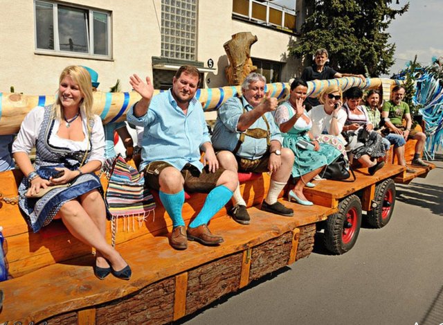 Im Mai veranstaltet der Verein "Leiwandes Simmering" Jahr für Jahr ein traditionelles Fest am Enkplatz.  | Foto: VLS