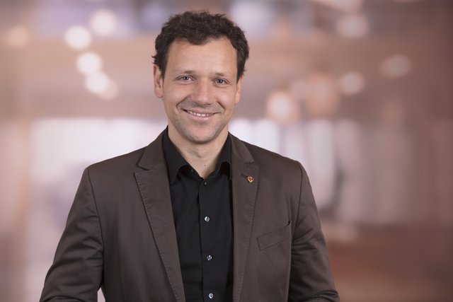 VP-Verkehrssprecher Florian Riedl will gemeinsam mit dem Grünen-Politiker Mingler für das Beibehalten des Nacht-60ers kämpfen.  | Foto: VP Tirol