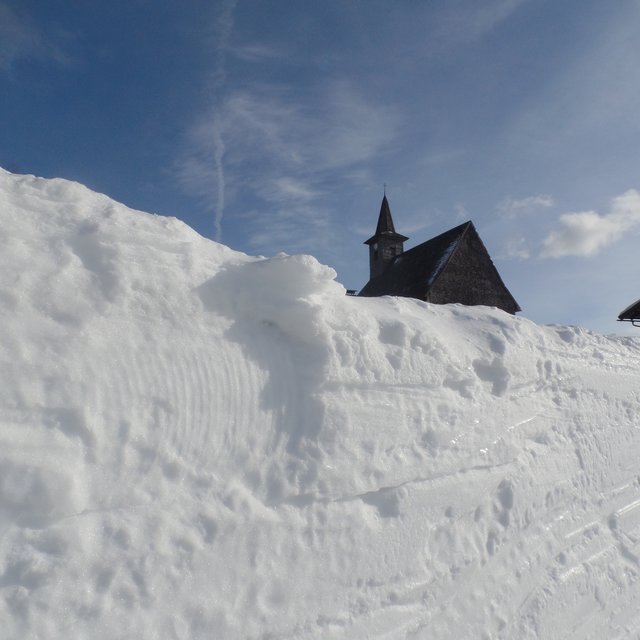 Hohe Schneewände gibt es auch hier am Joachimsberg.