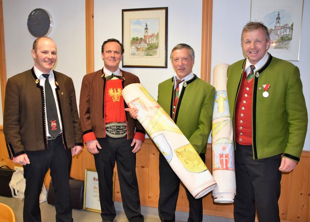 Bannerübergabe für das Bezirksmusikfest 2019 in Kelchsau: Obm. Alois Pfister (Itter), Bezirks-Obm. Wolfgang Auinger, Kpm. Peter Waler (Kelchsau), Obm. Kaspar Astner (Kelchsau) (v. li.).