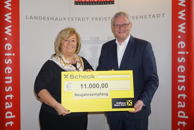 Bgm. Thomas Steiner übergibt den symbolischen Spendenscheck an die Landesleiterin der Katastrophenhilfe Österreich Edeltraud Lentsch | Foto: Eisenstadt