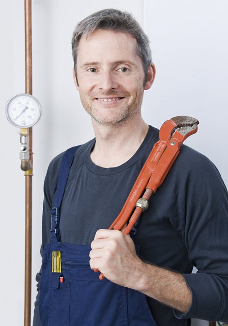 Nicht verboten sind vermeintliche Waffe zur "unmittelbaren Berufsausübung". Ein Installateur mit einer Rohrzange muss sich also keine Sorgen machen.
