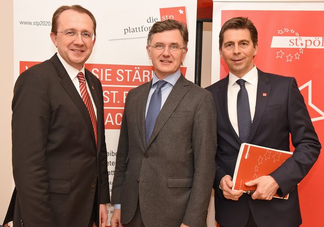 Die Firma Prefa  errichtet in St. Pölten einen zusätzlichen Standort. Bürgermeister Matthias Stadler, Johannes Karner und Christoph Schwarz verhandelten mit dem Unternehmen.  | Foto: Vorlaufer