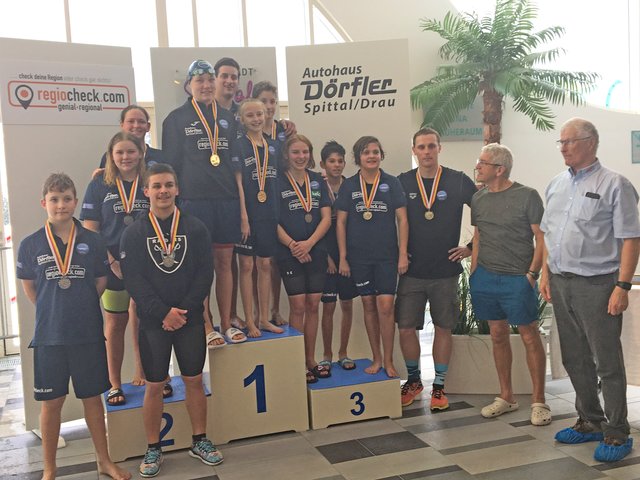 Die 4 x 50 Kraul Mixed Siegerstaffeln: Kilian Huber, Elena Bodner, Kevin Amlacher, Nicole Kretz, Carina Bodner, David Egger, Lana Trattler, Adrian Huber, Sara Zweibrot, Mate Kerekes, Andrea Oberdünhofen und Jakub Maly | Foto: SV FK Spittal