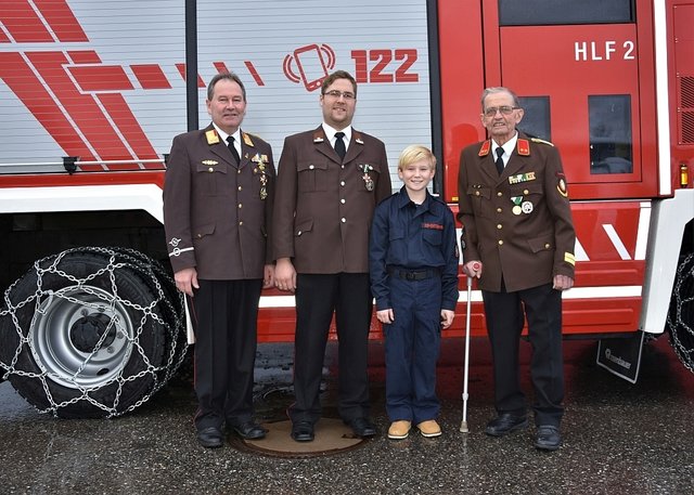 Familiärer Feuerwehrdienst: Wehrkommandant Johann Eder Schützenhofer jun. gemeinsam mit seinem Sohn Florian, dessen Sohn Jonas und Uropa Johann. | Foto: BFVMZ/Pusterhofer