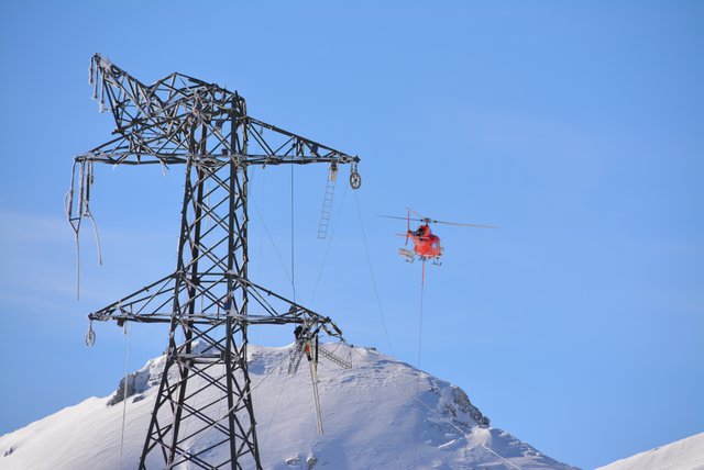 Hubschrauber unterstützen die Arbeiter bei den Reperaturarbeiten am Windsfeld