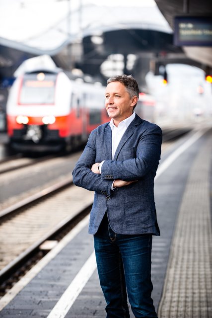 Der grüne Landtagsabgeordnete Lambert Schönleitner möchte Pendler entlasten und die Umwelt schonen. | Foto: podesser.net