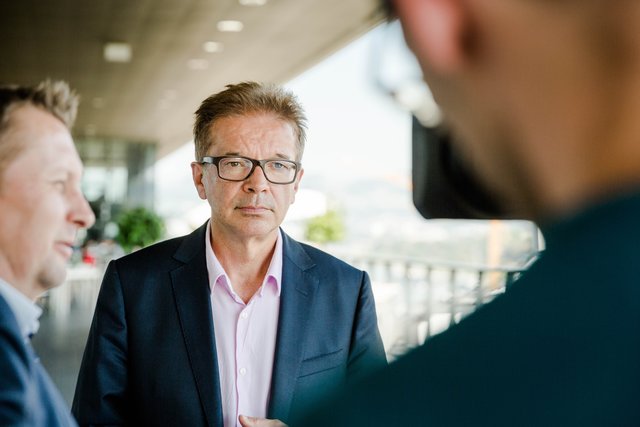 Laut Integrationslandesrat Rudi Anschober braucht es Asylwerbende genauso wie Asylberechtigte, Österreicher so wie Migranten um dem Fachkräftemangel entgegenzuwirken.