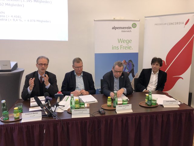 Fritz Macher, Andreas Ermacora, Dieter Holzweber und Csaba Szépfalusi (v.l.) erklärten, warum der Alpenverein in Wien besonders viele neue Mitglieder hat.