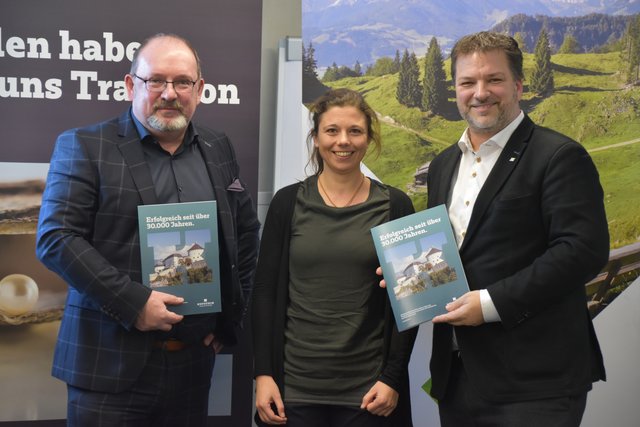 Roland Murauer (GF CIMA) Melanie Steinbacher (GF Leader) und Thomas Ebner (GF Stadtmarketing Kufstein) (v.l.) präsentierten die Ergebnisse der Studie in Kufstein.  | Foto: Fluckinger