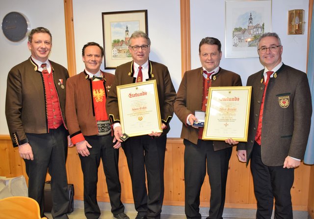 Ehrungen des Blasmusikverbandes Tirol: Bezirks-Kpm. Toni Vötter, Bezirks-Obm. Wolfgang Auinger, Johann Gossner, Albert Sieberer, Landesverbands-Obm. Elmar Juen (v. li.).