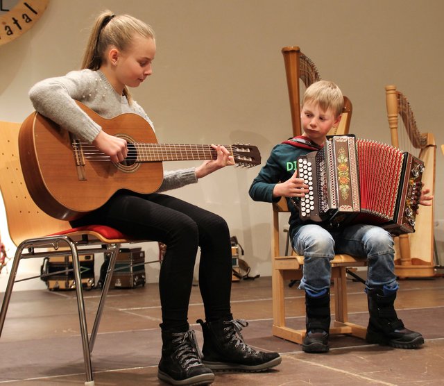 Die Kinder begeisterten etwa auf der Gitarre oder der Ziehharmonika
