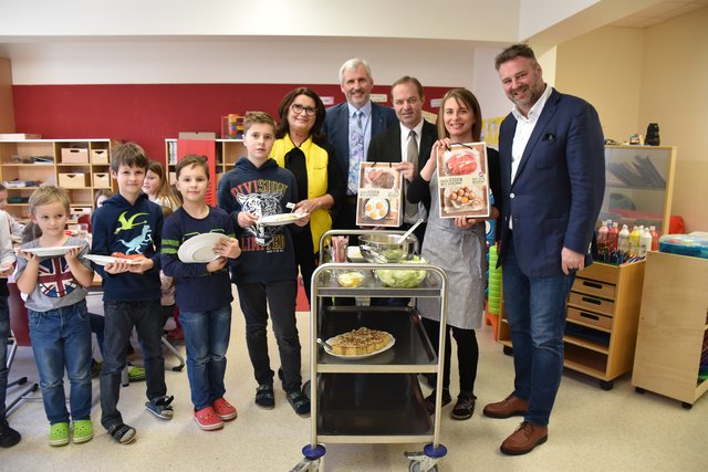 "Gut zu wissen": Woher das Schnitzel und die Eier im Kuchen kommen, weiß man künftig im Hort Maria Saal und vielen anderen Einrichtungen, die von der Feinen Küche Kulterer beliefert werden: Elisabeth Scheucher-Pichler, Klaus Poscharnig, Johann Mößler und Adolf Kulterer (v.l.)