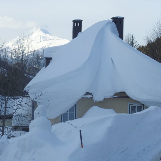 Einige Häuser sind noch von den Schneewächten eingehüllt!
