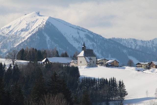 Joachimsberg mit Kath. Kirche zu Ehren des Hl. Joachim.
Im Hintergrund die Gemeindealpe.
