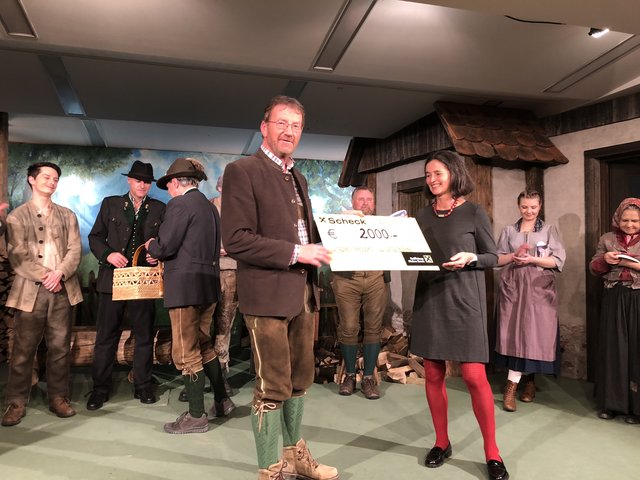 Regisseur Alois Herzog bei der Übergabe des Schecks über 2000 Euro an die Aktivistin Lena Kremser für den humanitären Verein "Roots for life".  | Foto: Veronik