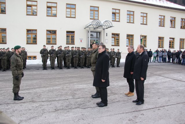 Der Kommandant der ausgerückten Truppe, Hauptmann Simon Gamper (li.) meldet den Beginn der Veranstaltung an den stv. Militärkommdant Oberst Gerhard Pfeifer.