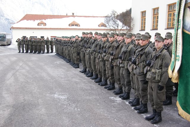  Soldaten werden vor einer winterlichen Kulisse in Landeck angelobt.
