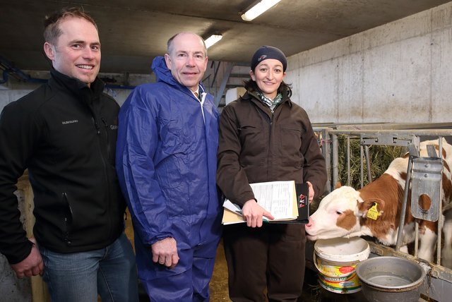 Landwirt Gerhard Reingruber, Landesrat Max Hiegelsberger, Amtstierärztin von Kirchdorf Dr. Edeltraud Pirker. | Foto: Land OÖ/Grilnberger