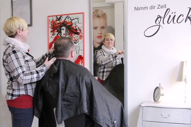 Friseurmeisterin Jessica Moser kümmert sich in ihrem neuen "Haarwerk" um den perfekten Schnitt.